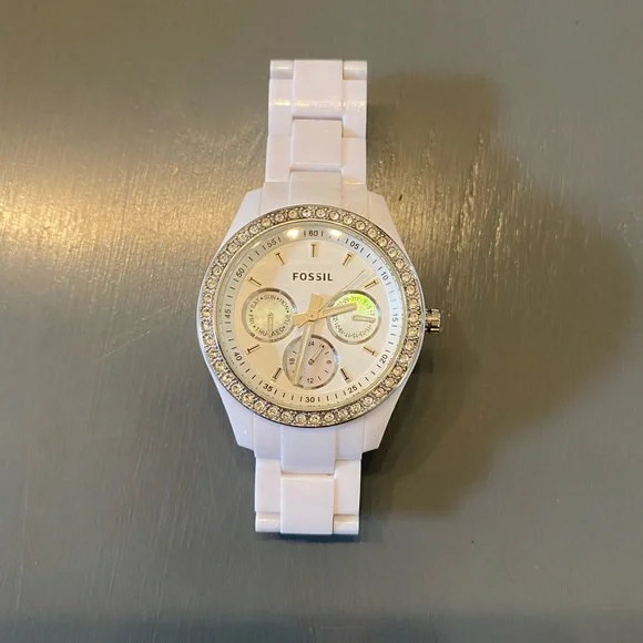 White fossil watch (needs new battery) aspbat__78994.1622247684.jpg?c=1 main image 3